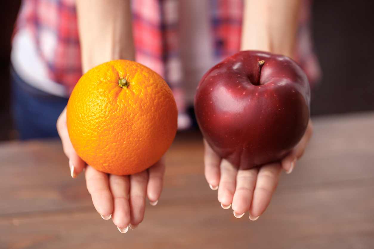 Picture of an apple and an orange to illustrate the idea of comparison